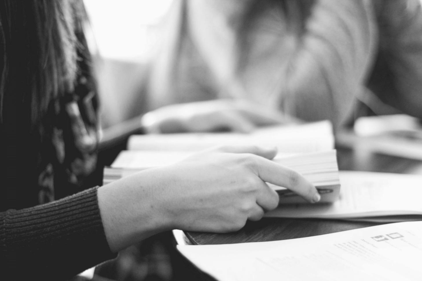 Groupe de participants travaillant ensemble sur une modélisation financière